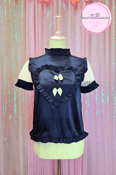 Ank Rouge lyhythihainen tummansininen pusero ruseteilla ja syd&auml;mell&auml;